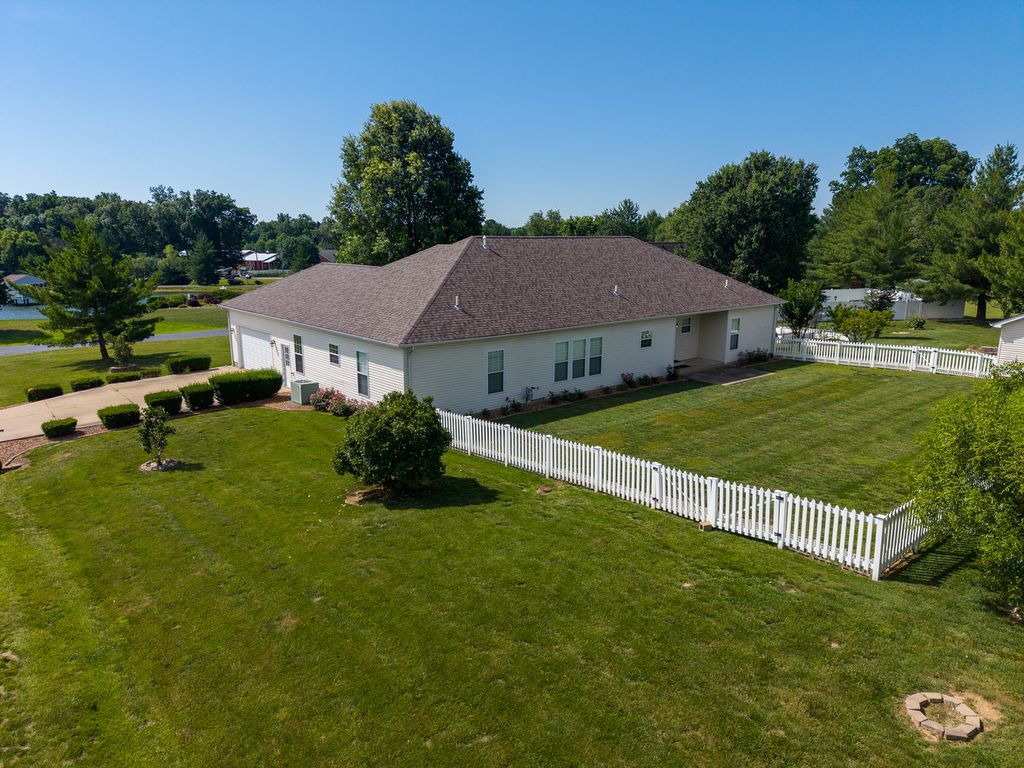Image 2 of property listing at 14205 N McRaven Lane, Mt Vernon, IL 62864