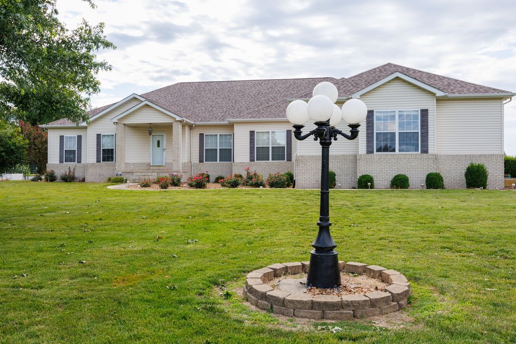 Image 11 of property listing at 14205 N McRaven Lane, Mt Vernon, IL 62864