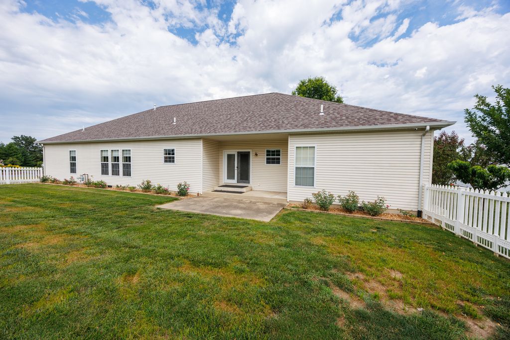 Image 12 of property listing at 14205 N McRaven Lane, Mt Vernon, IL 62864