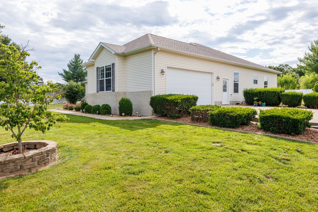 Image 13 of property listing at 14205 N McRaven Lane, Mt Vernon, IL 62864