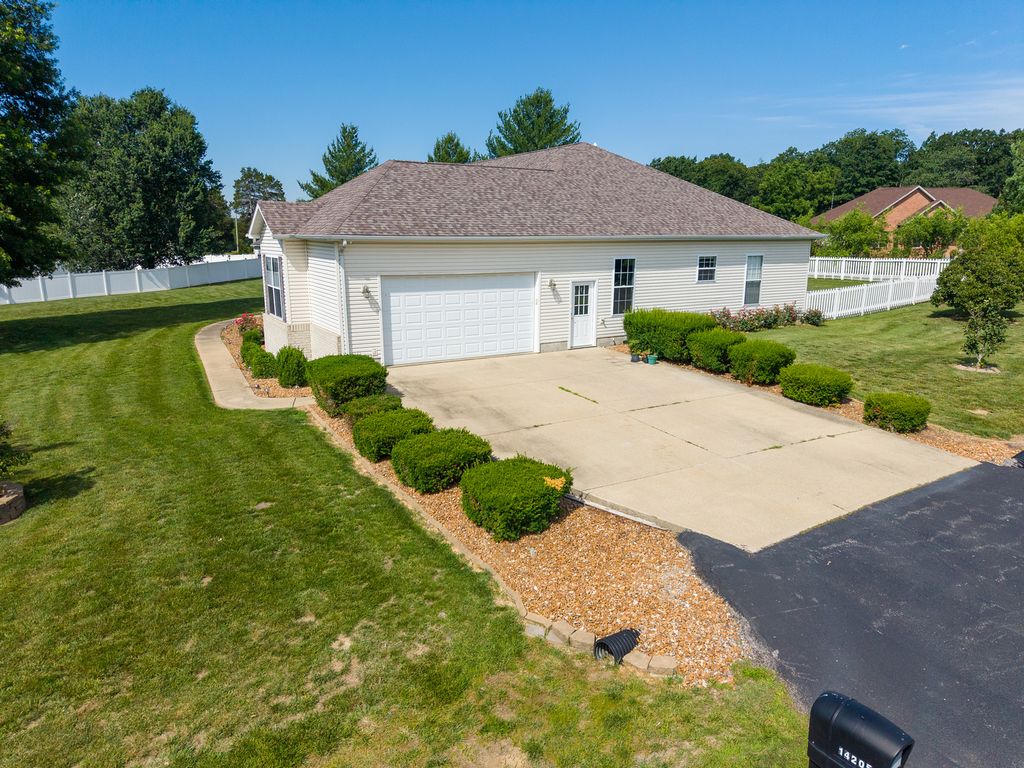 Image 14 of property listing at 14205 N McRaven Lane, Mt Vernon, IL 62864