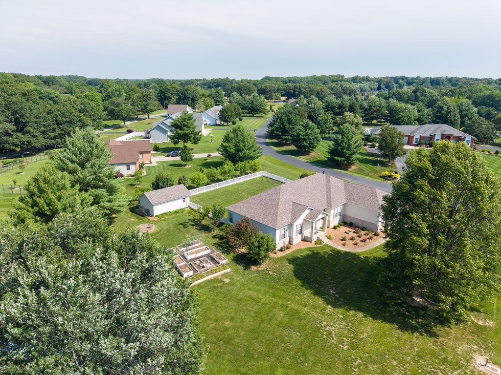 Image 4 of property listing at 14205 N McRaven Lane, Mt Vernon, IL 62864