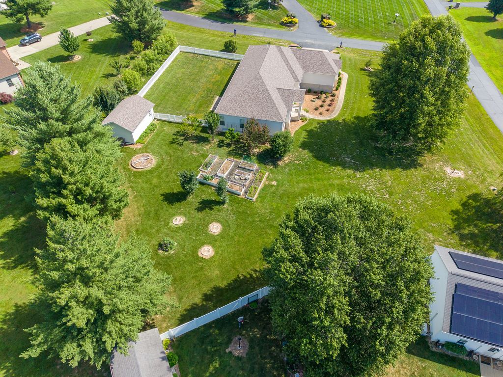 Image 5 of property listing at 14205 N McRaven Lane, Mt Vernon, IL 62864