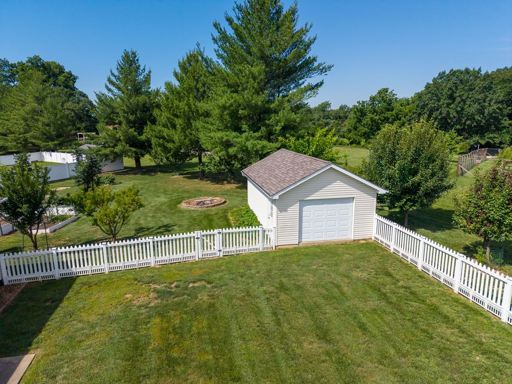 Image 6 of property listing at 14205 N McRaven Lane, Mt Vernon, IL 62864