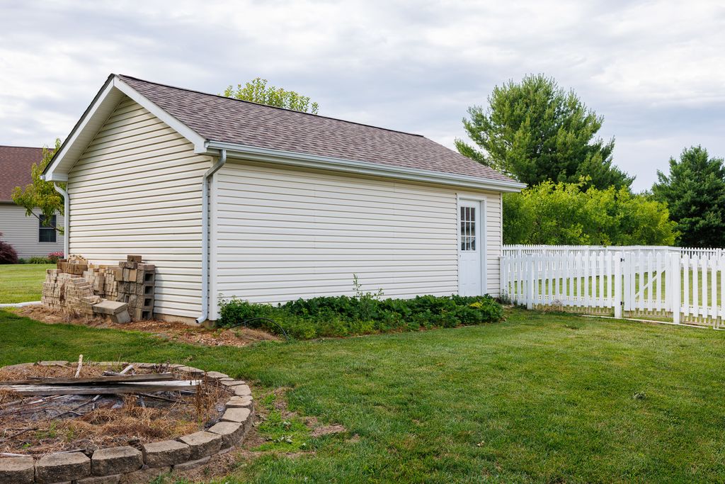 Image 7 of property listing at 14205 N McRaven Lane, Mt Vernon, IL 62864