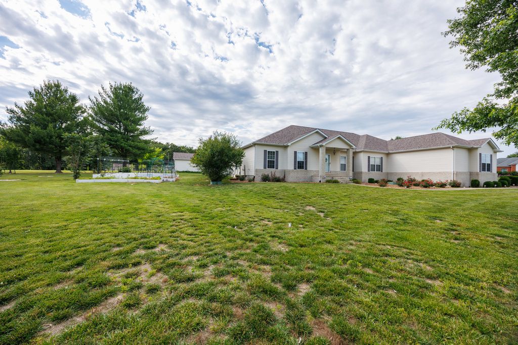 Image 9 of property listing at 14205 N McRaven Lane, Mt Vernon, IL 62864