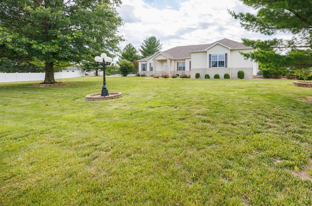 Image 10 of property listing at 14205 N McRaven Lane, Mt Vernon, IL 62864
