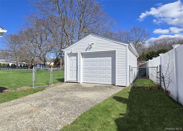 393 McConnell Avenue, Bayport, NY 11705