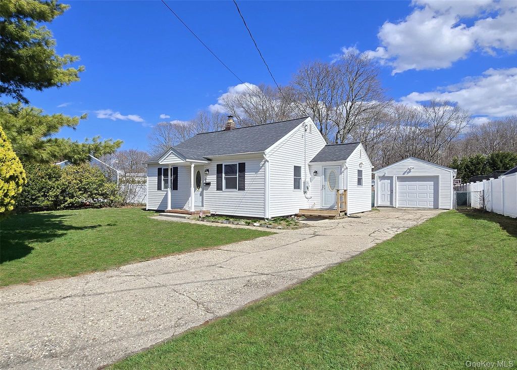 393 McConnell Avenue, Bayport, NY 11705
