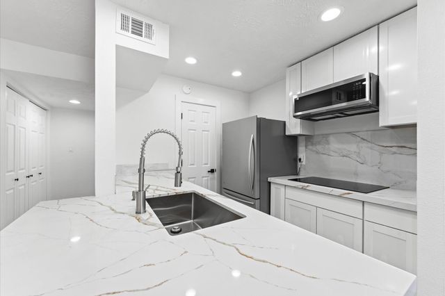 17331 Red Oak Drive 14, Houston, TX 77090
