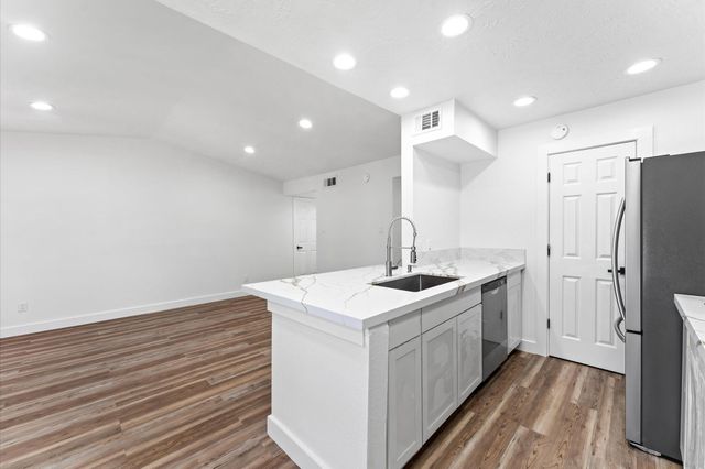 17331 Red Oak Drive 14, Houston, TX 77090