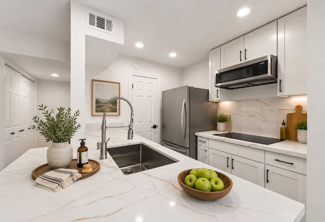 17331 Red Oak Drive 14, Houston, TX 77090
