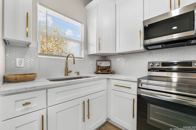 732 County Road 6846, Lytle, TX 78052