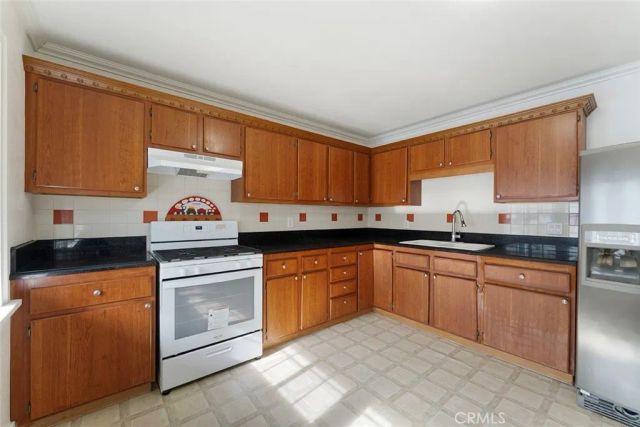 901 Westchester Place, Los Angeles, CA 90019