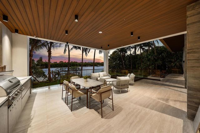 5 Barefoot Lane, Lantana, FL 33462