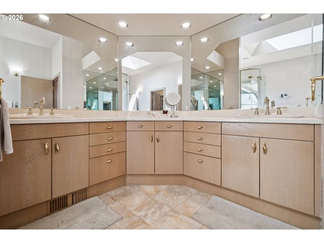 24400 Sw VALLEY VIEW Rd, West Linn, OR 97068