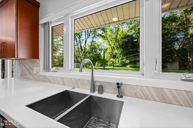 2741 Braeburn Road, Rochester Hills, MI 48309