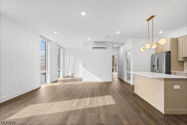 21 Lincoln Park 100, Newark City, NJ 07102