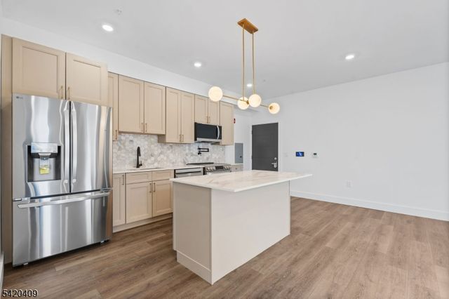 21 Lincoln Park 100, Newark City, NJ 07102