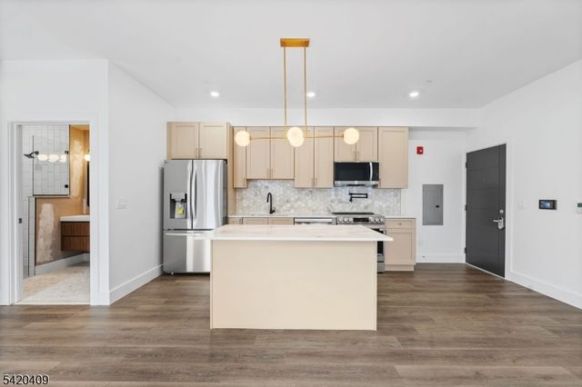 21 Lincoln Park 100, Newark City, NJ 07102