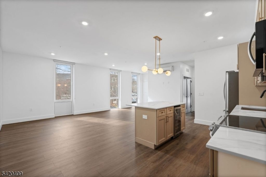 21 Lincoln Park 100, Newark City, NJ 07102