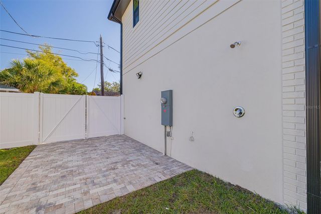 921 12TH STREET N, St Petersburg, FL 33705