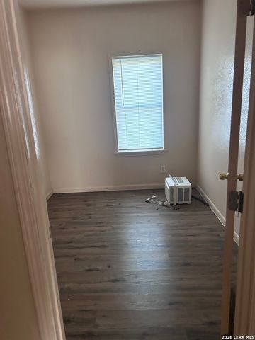 728 S Guadalupe, Seguin, TX 78155