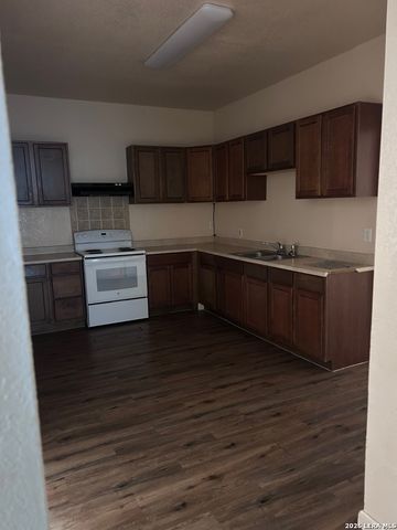 728 S Guadalupe, Seguin, TX 78155