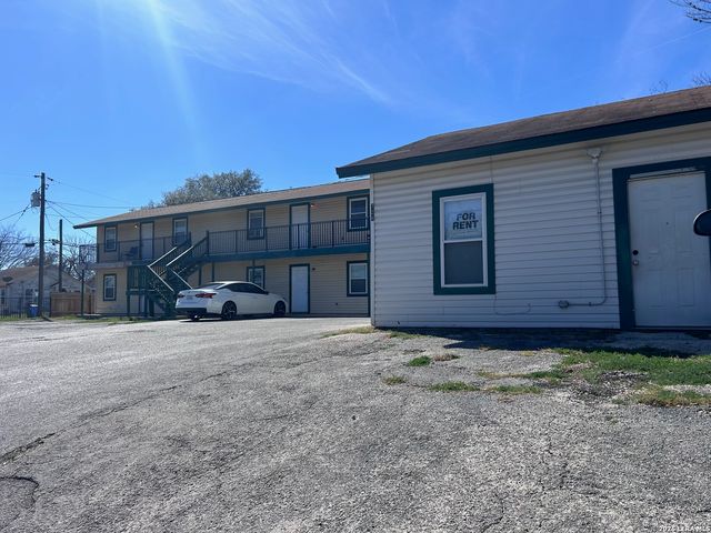 728 S Guadalupe, Seguin, TX 78155