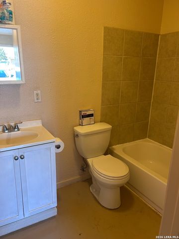 728 S Guadalupe, Seguin, TX 78155