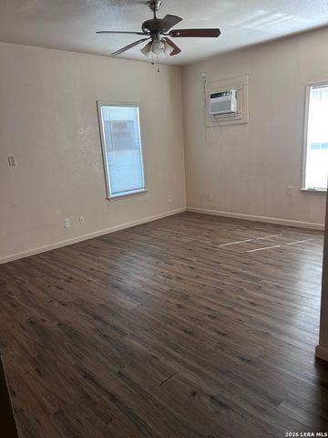 728 S Guadalupe, Seguin, TX 78155