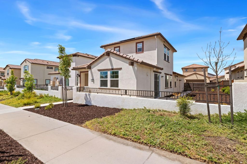 7941 Titan Dr, Antelope, CA 95843