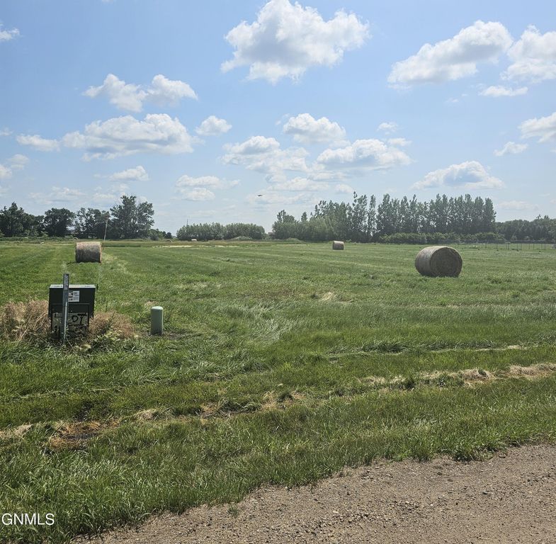 3104 Hoggarth Drive, Jamestown, ND 58401