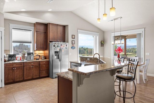 16 Terra Linda Court, Eagle Point, OR 97524