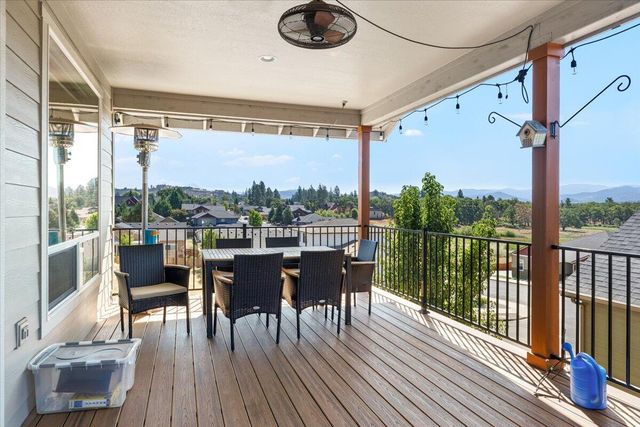 16 Terra Linda Court, Eagle Point, OR 97524