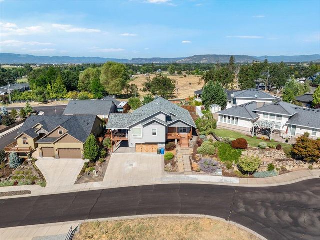 16 Terra Linda Court, Eagle Point, OR 97524