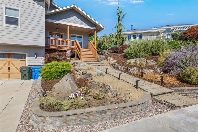 16 Terra Linda Court, Eagle Point, OR 97524