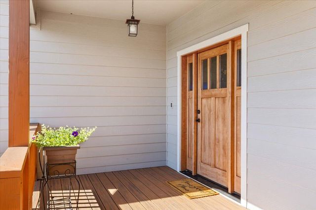 16 Terra Linda Court, Eagle Point, OR 97524