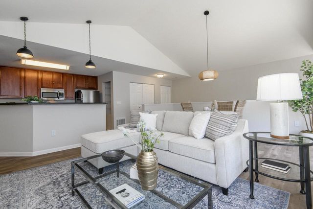 N16W26500 Meadowgrass CIRCLE #C, Pewaukee, WI 53072