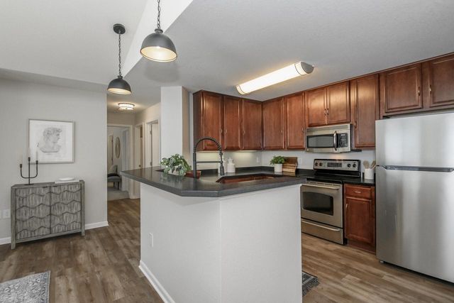 N16W26500 Meadowgrass CIRCLE #C, Pewaukee, WI 53072
