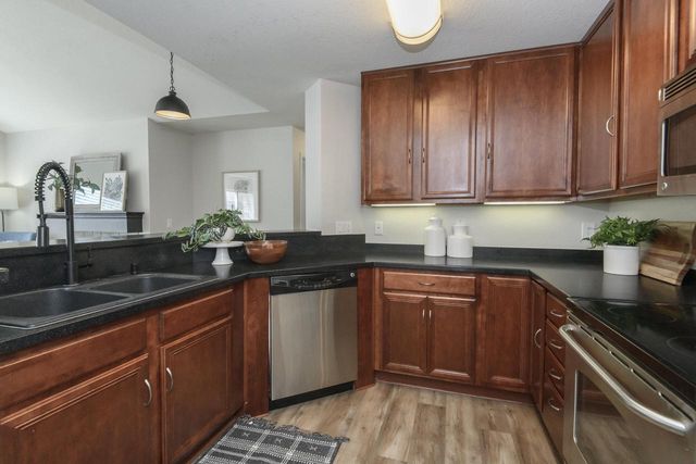 N16W26500 Meadowgrass CIRCLE #C, Pewaukee, WI 53072