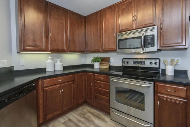 N16W26500 Meadowgrass CIRCLE #C, Pewaukee, WI 53072
