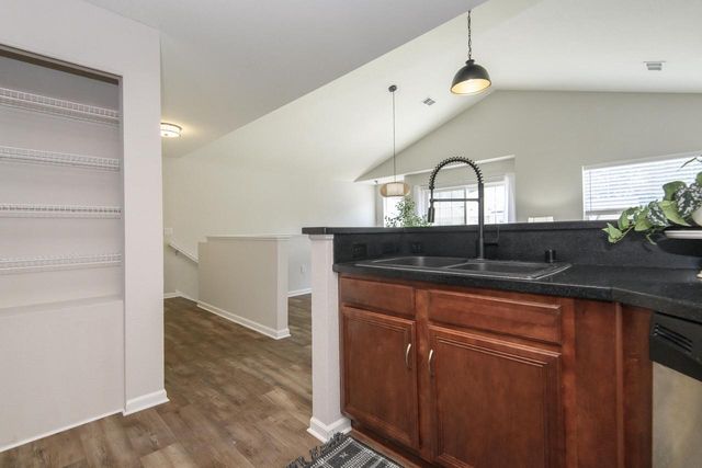 N16W26500 Meadowgrass CIRCLE #C, Pewaukee, WI 53072