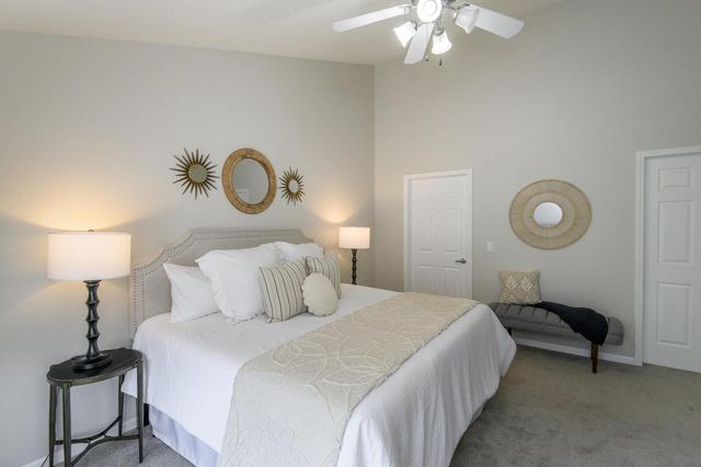 N16W26500 Meadowgrass CIRCLE #C, Pewaukee, WI 53072