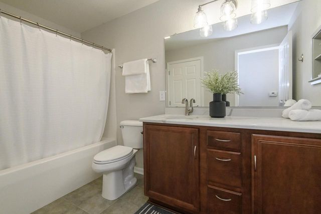 N16W26500 Meadowgrass CIRCLE #C, Pewaukee, WI 53072