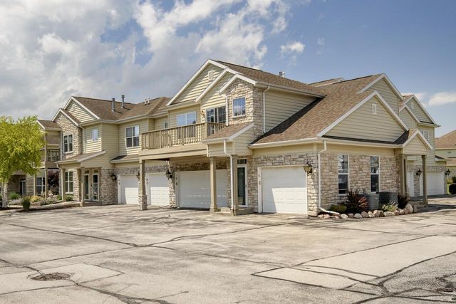 N16W26500 Meadowgrass CIRCLE #C, Pewaukee, WI 53072
