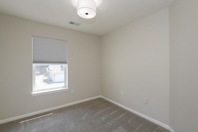 N16W26500 Meadowgrass CIRCLE #C, Pewaukee, WI 53072