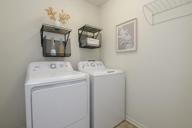 N16W26500 Meadowgrass CIRCLE #C, Pewaukee, WI 53072