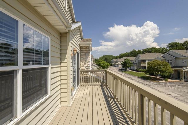 N16W26500 Meadowgrass CIRCLE #C, Pewaukee, WI 53072