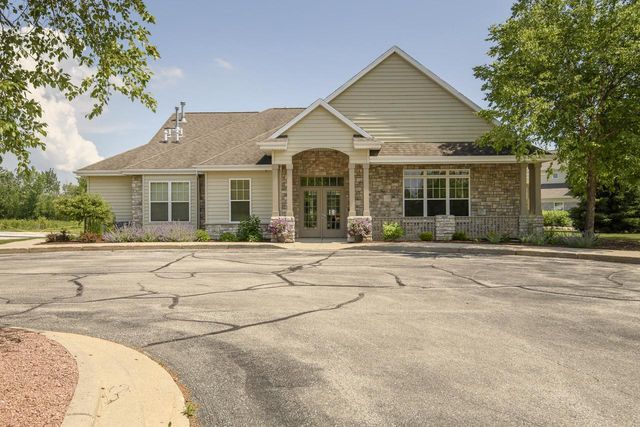 N16W26500 Meadowgrass CIRCLE #C, Pewaukee, WI 53072